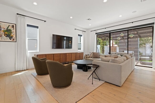 Building Photo - 4533 E Devonshire Ave