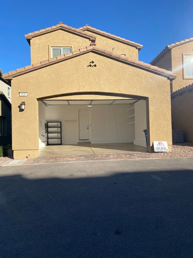 Building Photo - AMERICANA Property Mgmt - 3beds - 2 1/2baths Newly Townhouse in Henderson.