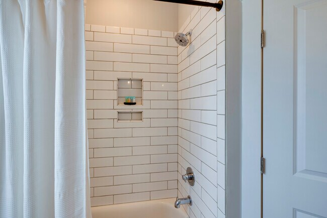 Building Photo - 615 E 33rd St