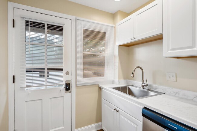 Building Photo - 109 E Arcadia Ave