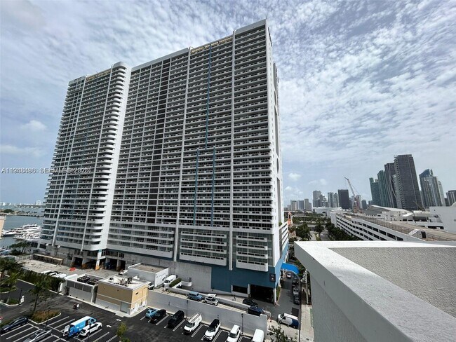 Building Photo - 1750 N Bayshore Dr
