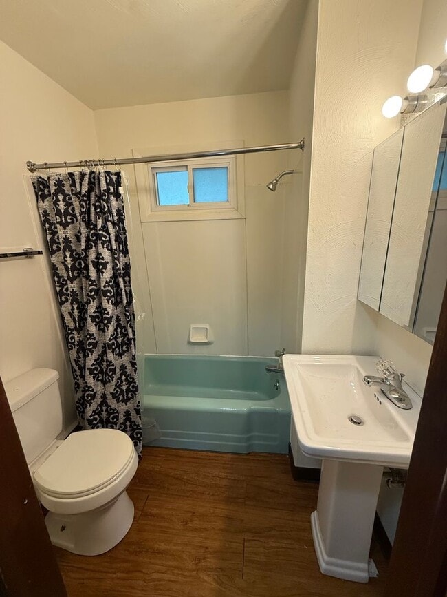 Building Photo - 2 Bedroom 1 Bathroom Apartment For Rent!