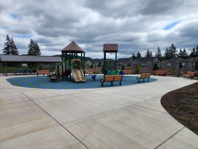 Building Photo - 3 bedroom Townhouse with Pool Access and Expansive Recreational Facilities