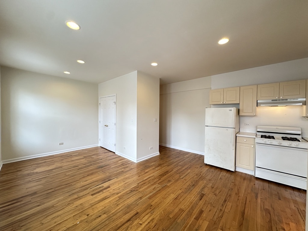 Building Photo - 909 W Dakin St