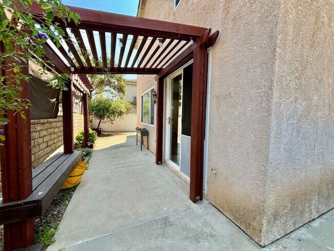 Building Photo - Oxnard | Seabreeze Gated Community | 3 Bedroom + 2.5 Bathroom | Corte Las Holas