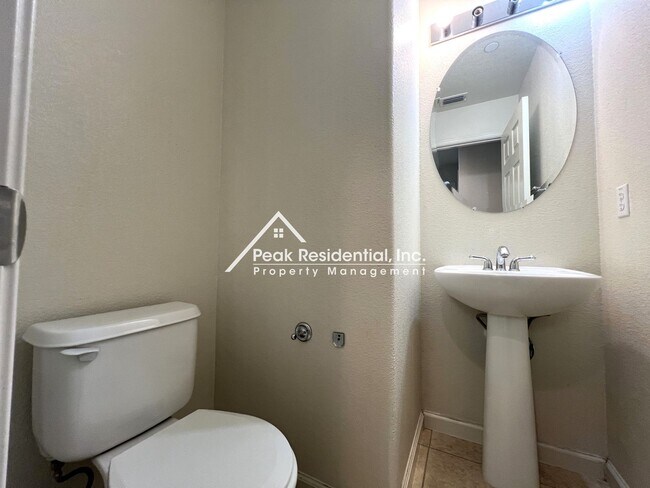 Building Photo - Beautiful Folsom 3bd/2.5ba Townhouse with ...