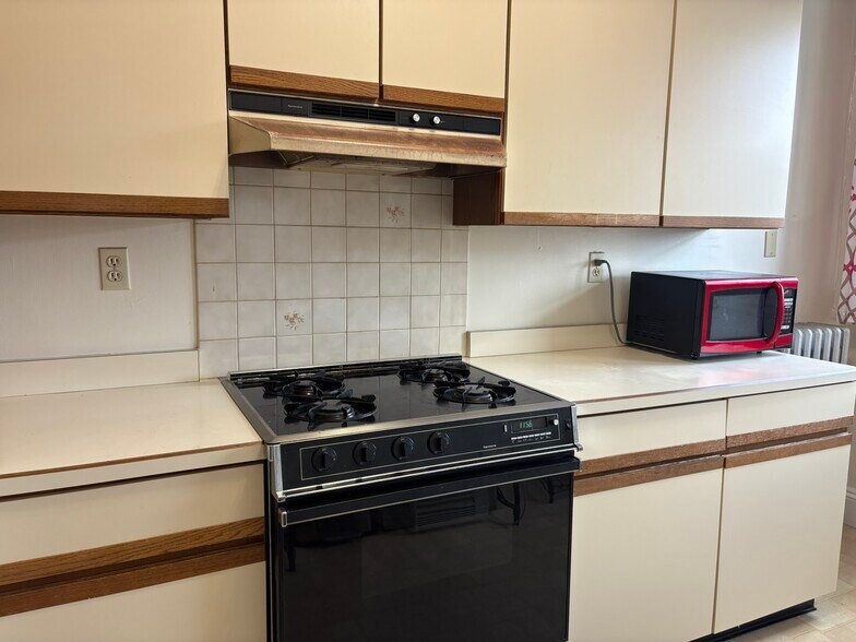 Building Photo - 52 Babcock St