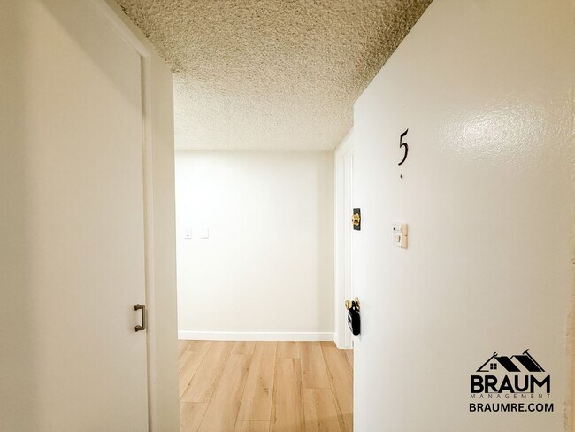 Building Photo - 5252 Hermitage Ave
