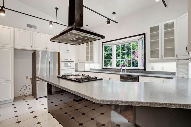 Building Photo - Spacious 4 bed, 2.5 Bath Home with Bonus Room and Pool in Palo Alto!