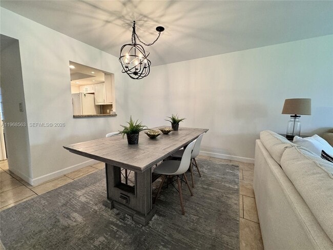 Building Photo - 901 W Cypress Ln