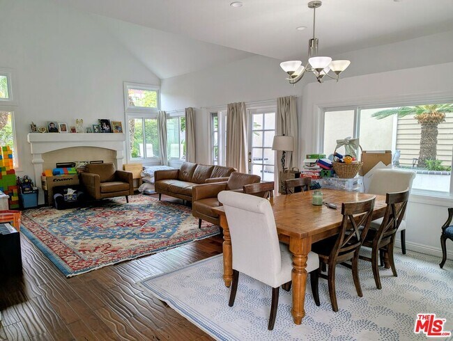 Building Photo - 2730 Point Del Mar