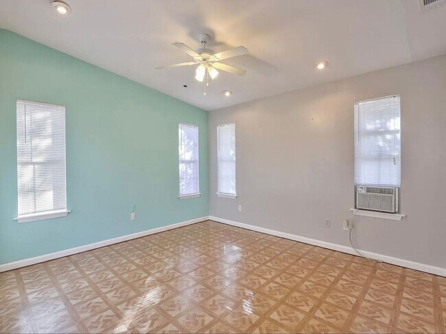 Building Photo - 4 Bed/3 Bath home located near Midtown!
