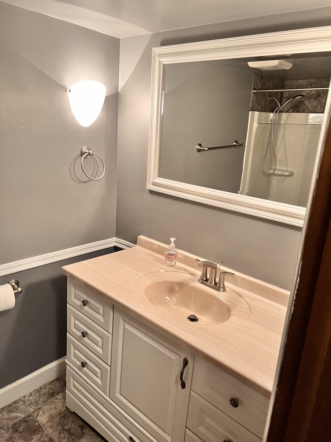 Guest bathroom with tub. - 4315 Lindenwood Dr
