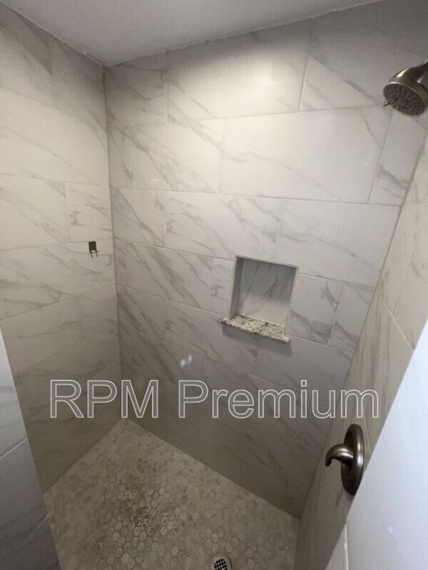 Building Photo - 464 Wilton Dr