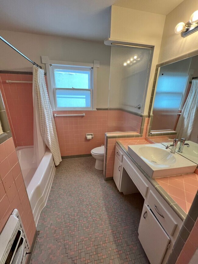 Building Photo - Brentwood Bungalow New to the Market!