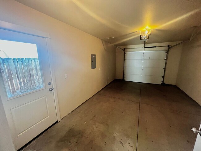 Building Photo - 812 NE Ross Rd