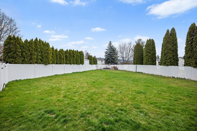 Building Photo - Gorgeous Liberty Lake 5 Bedroom Home!