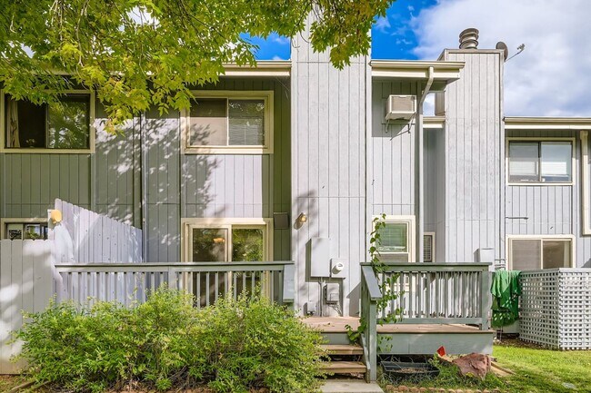 Building Photo - Cozy 4B/2B Unit With Views In East Boulder...