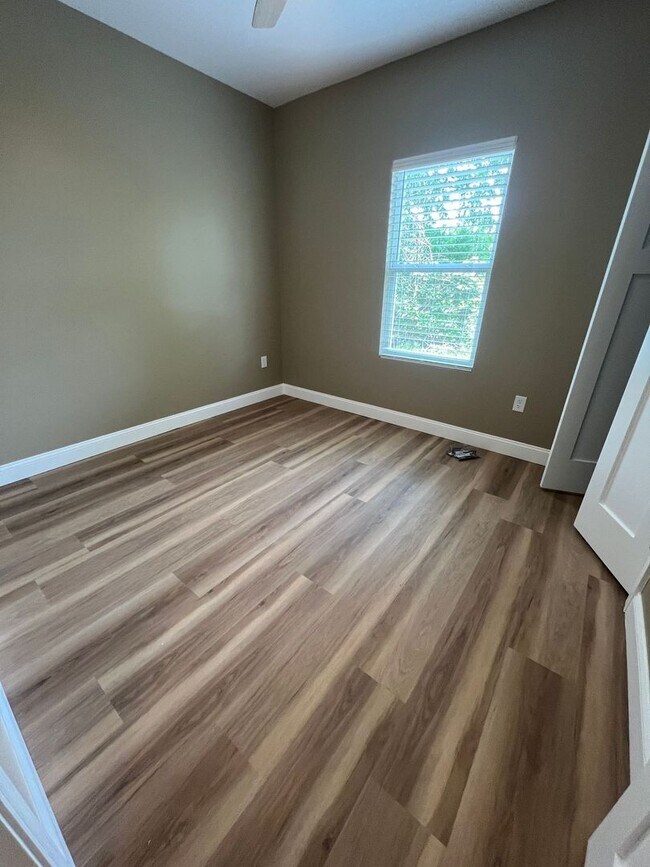 Building Photo - 3 BR, 2 BA Apartment - No HOA