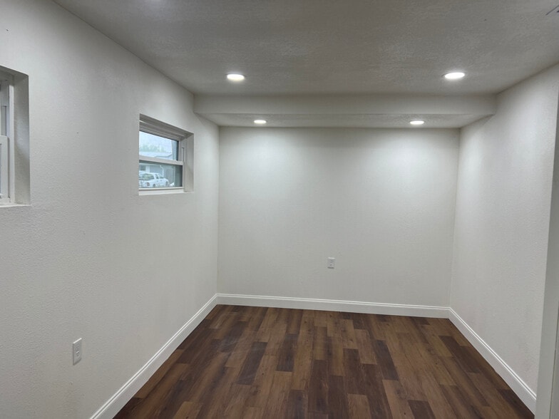 Building Photo - 805 Ridgefield Ave
