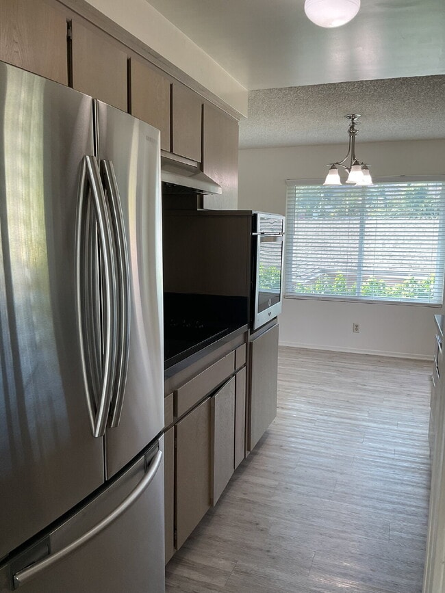 Building Photo - "Charming 2-Bed Oasis in Ventura – Cozy 90...