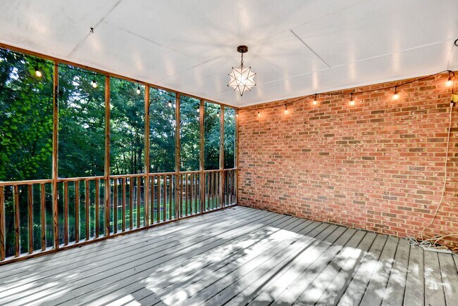 Building Photo - Large, beautiful home in Oconee!