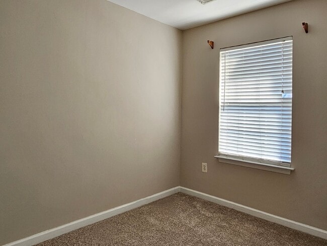 Building Photo - 4 BR Townhouse in Idlewild