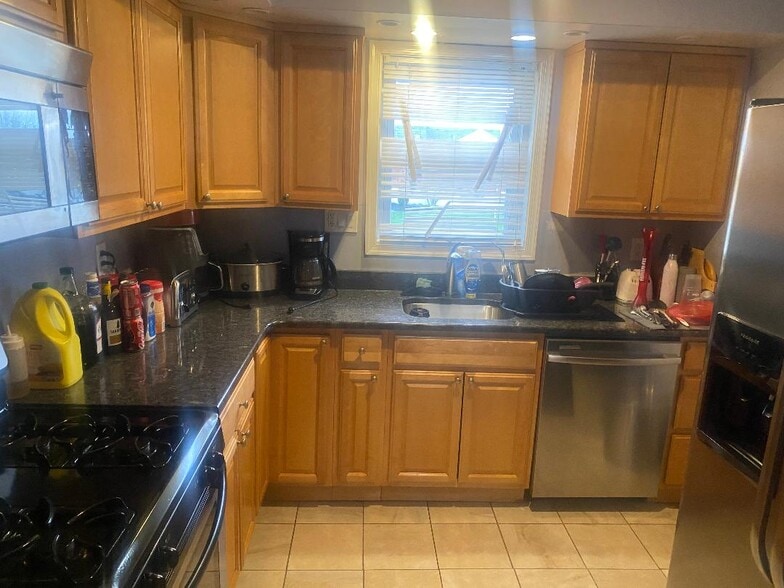 Building Photo - 633 Turf Ln