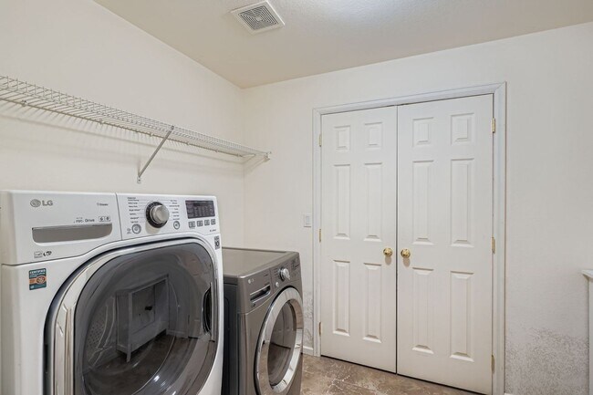 Building Photo - Spacious 3-Bedroom Townhome in Prime Denve...