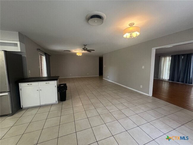 Building Photo - 943 S Pecan Ave