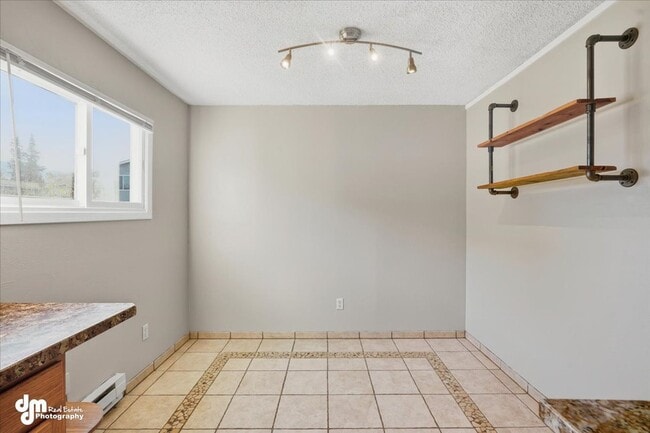Building Photo - Charming 2BD/1BA Condo