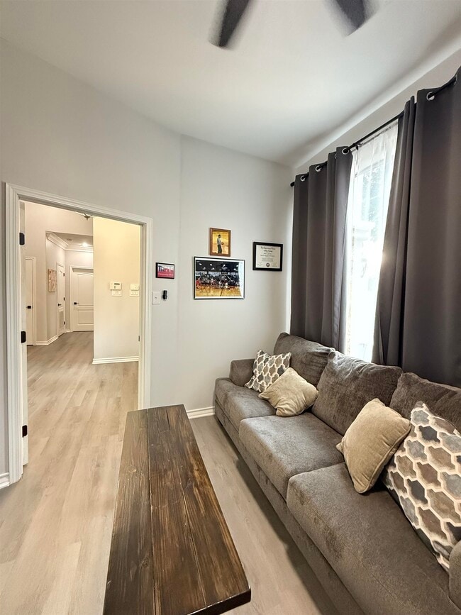 Building Photo - 3811 Sandcliff Dr
