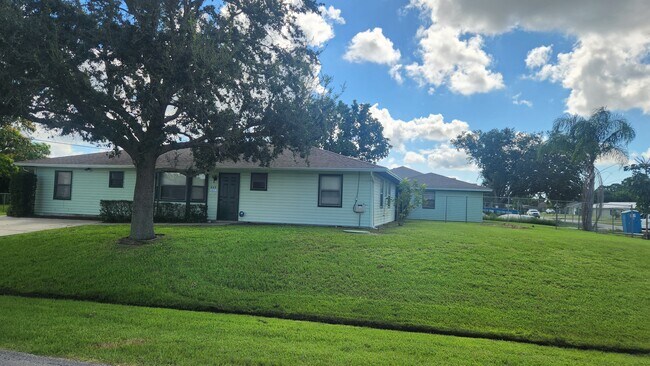 Primary Photo - 549 SW Fredrica St