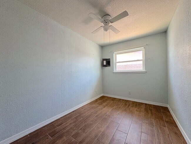 Building Photo - Northeast El Paso 4bed/3bath Refrig A/C w/...