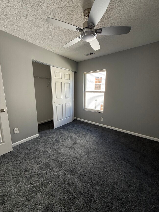 Building Photo - 721 Pebblestone Dr