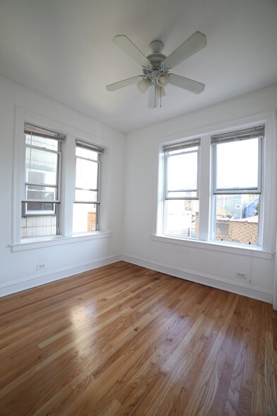 Bedroom 3 With Bathroom - 3570 W Lyndale St