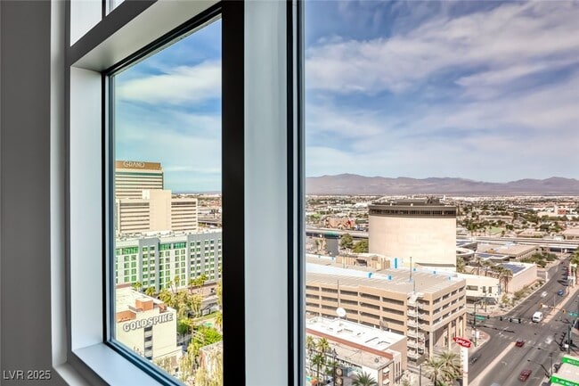 Building Photo - 150 S Las Vegas Blvd