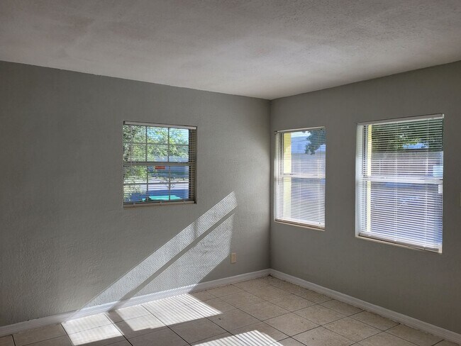 Building Photo - Live Close to It All in This Updated 3-Bed...