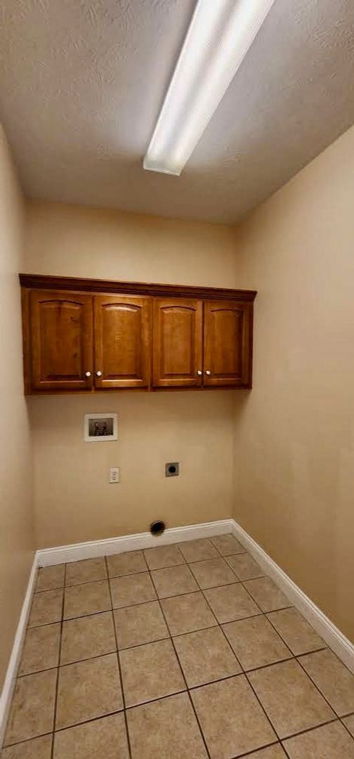 Building Photo - Great Home and Location-Available Now!