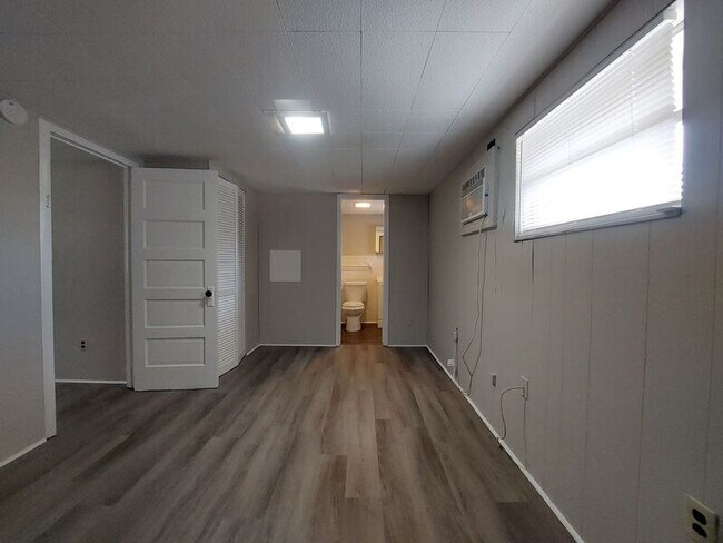 Building Photo - 115 1/2 Lenox St