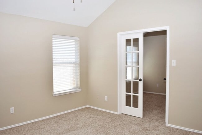 Building Photo - Beautiful 3-2-2 in desirable area of Fort ...