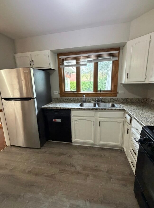 Building Photo - 18453 Clyde Rd