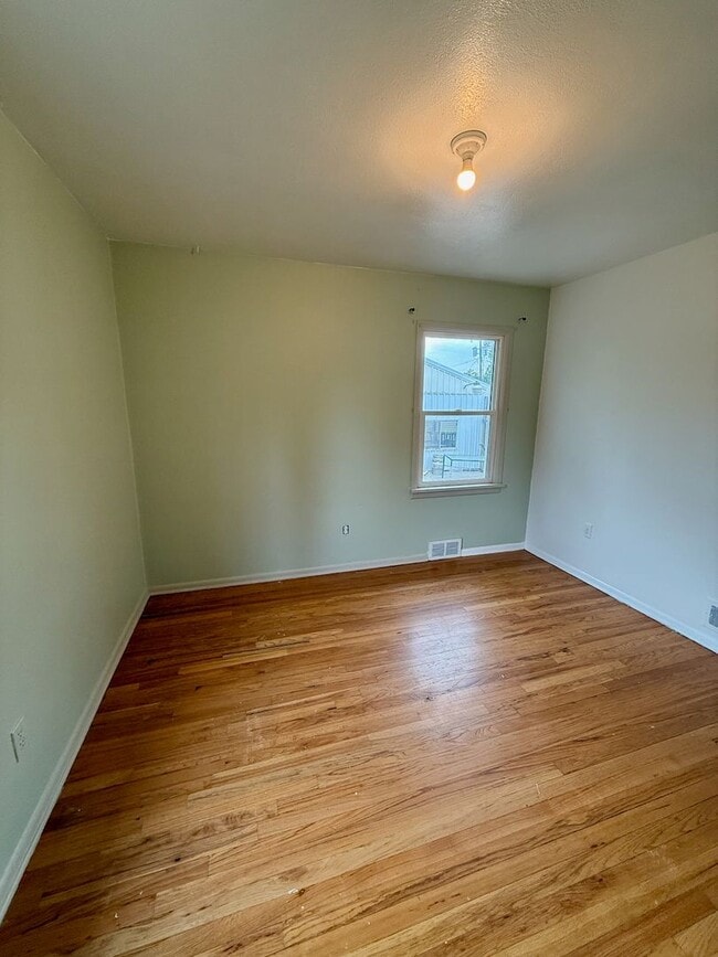 Building Photo - Ideally Located 3 Bed 1.5 Bath Spokane Hom...