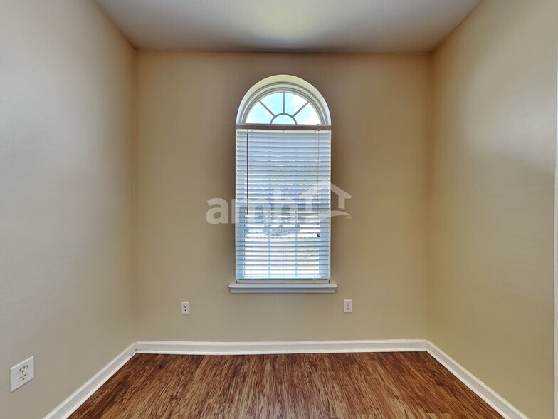 Building Photo - 155 Red Oak Dr