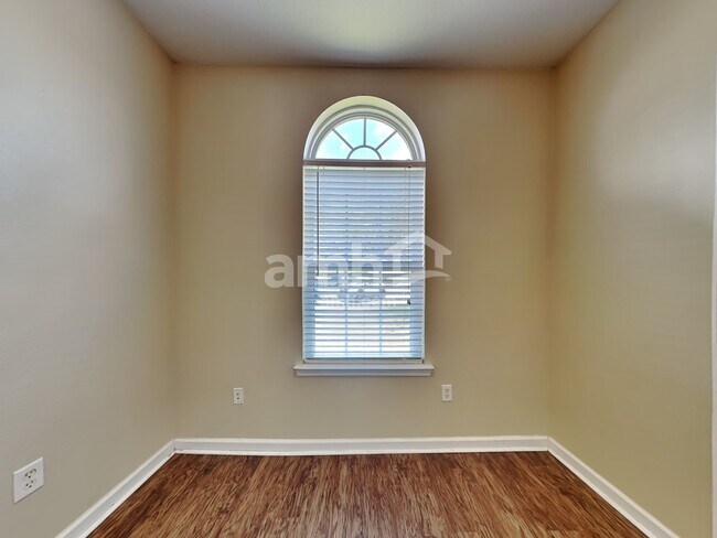 Building Photo - 155 Red Oak Dr