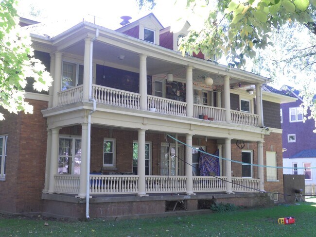 Building Photo - 560 Allen St