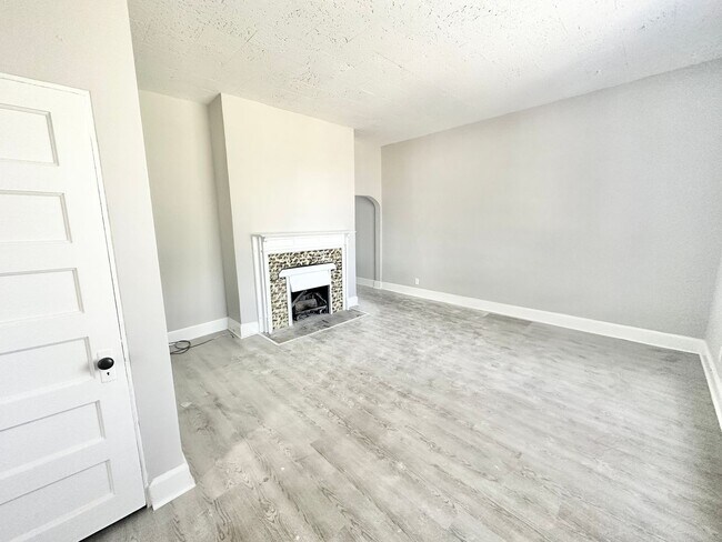 Building Photo - 2901 S 43rd St