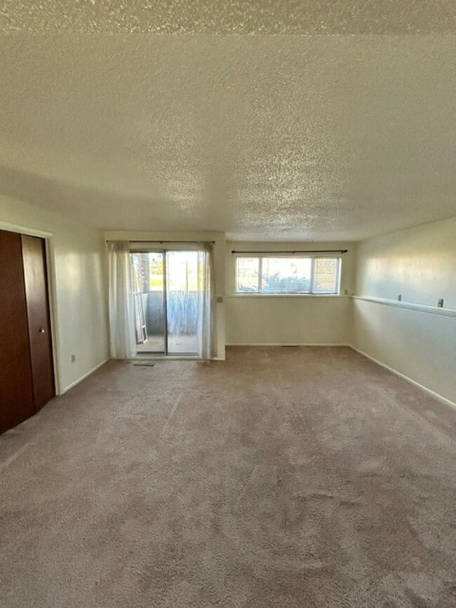 Building Photo - Move-In Today 2 Bedroom 1 Bathroom Apartment Close to Campus!