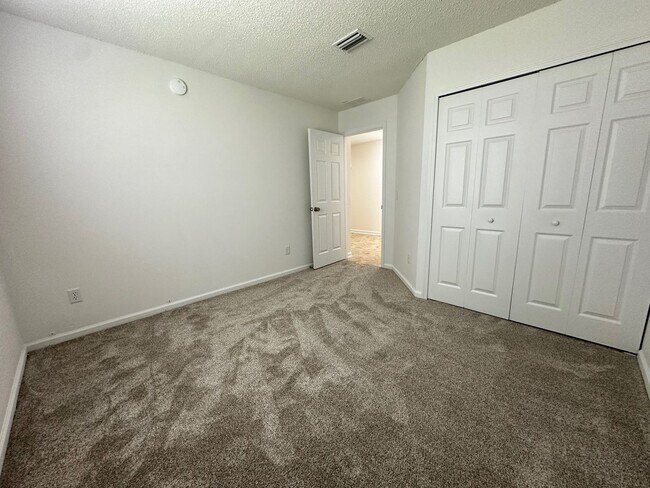 Building Photo - Close to Shopping, Restaurants, Schools & Beach!