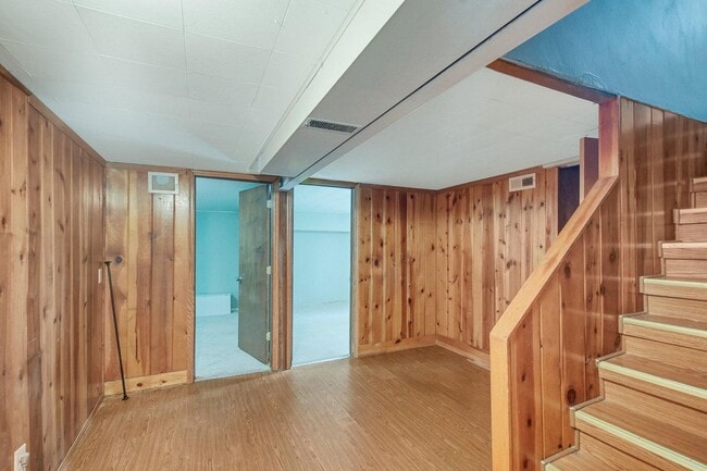 Building Photo - Large 5 Bed | 2 Bath House W/ Fenced Yard ...